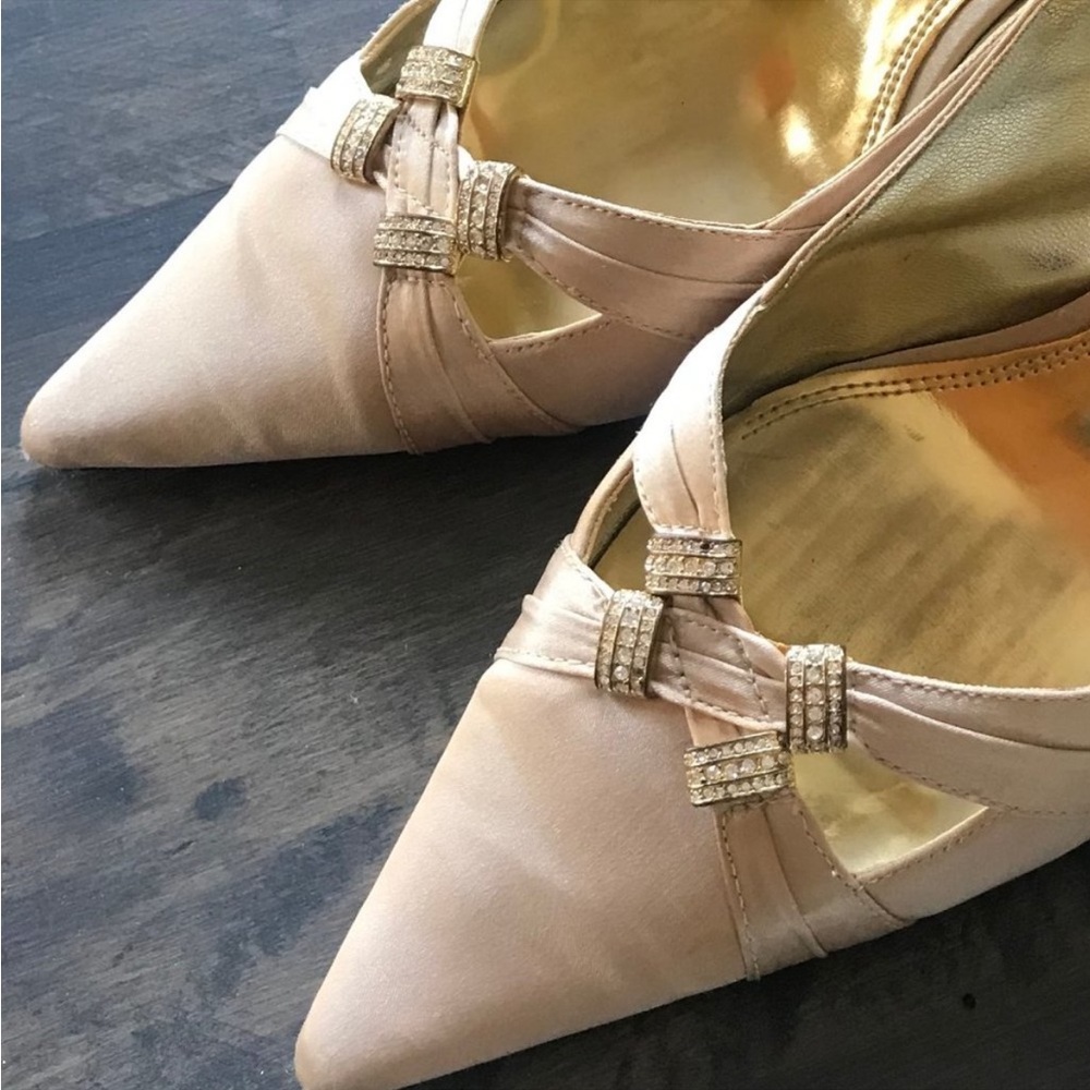 A. MARINELLI Special Effects Cream Gold Satin Kitten Heel Pump 8.5 EUC